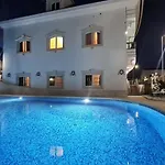 Silver Coast Pool & וילה *